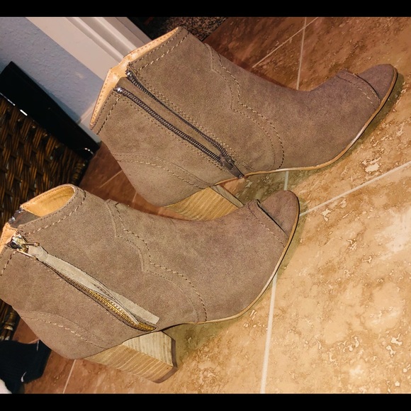XOXO Peep Toe Taupe Seude Booties! - Picture 5 of 13